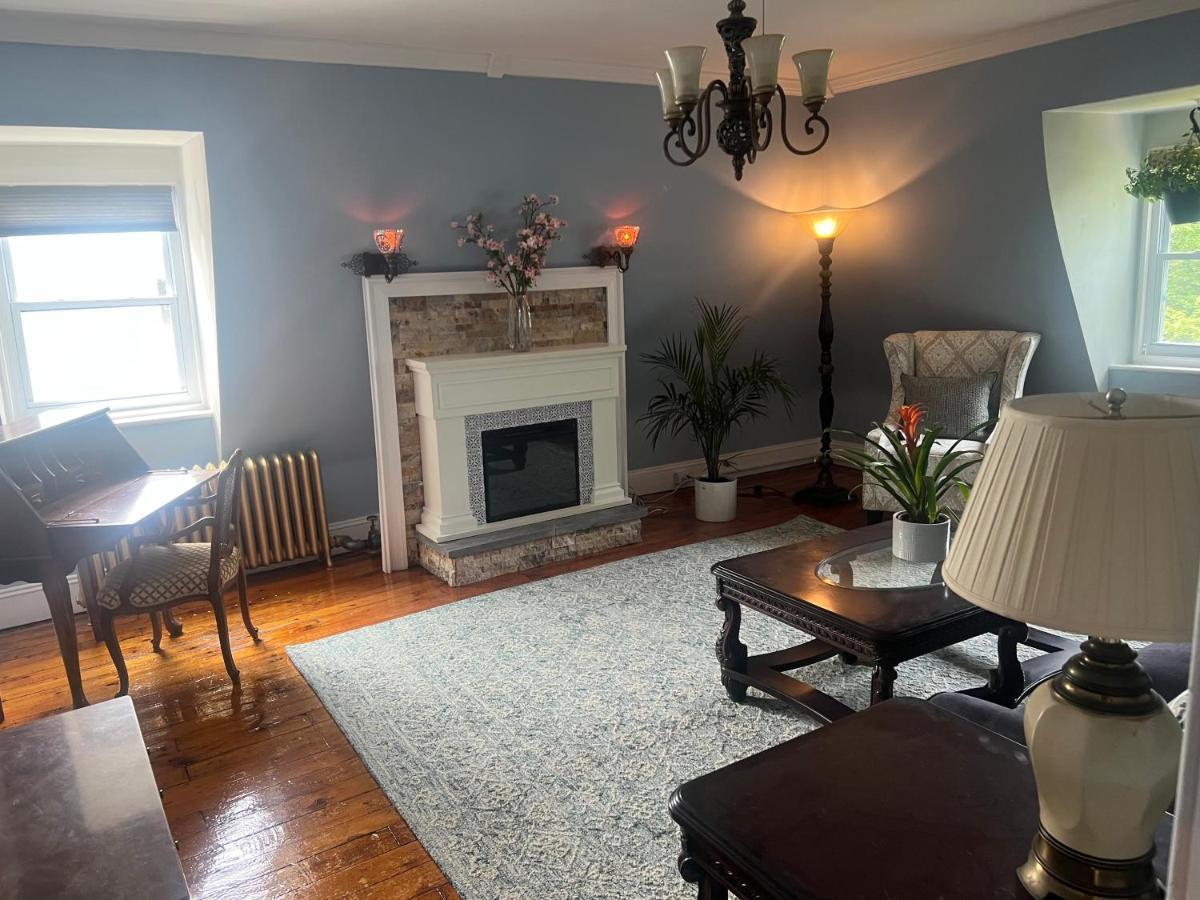 Private Victorian Apartment In Convenient City Location On 5 Acre, Sleeps 5 ポキプシー エクステリア 写真