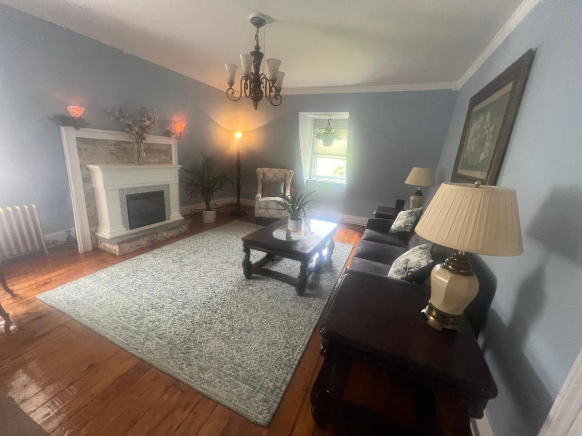 Private Victorian Apartment In Convenient City Location On 5 Acre, Sleeps 5 ポキプシー エクステリア 写真